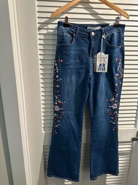 NWT 9th & Main Mid Rise Bootcut Embroidered Pattern Jeans with Five Pockets.